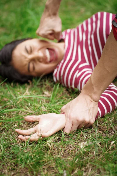 Sluit omhoog mans hand bezit is van de hand van een vrouw en hoofd voor verkrachting en seksueel misbruik concept Rechtenvrije Stockfoto's