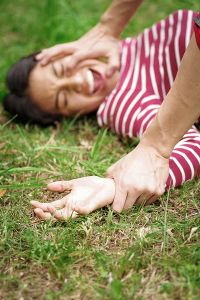 Sluit omhoog mans hand bezit is van de hand van een vrouw en hoofd voor verkrachting en seksueel misbruik concept Rechtenvrije Stockfoto's