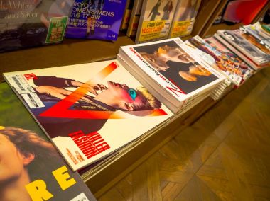 Tokyo, Japonya - 23 Mar 2017: Dergiler satışında Mini Mart, Tokyo, Japonya