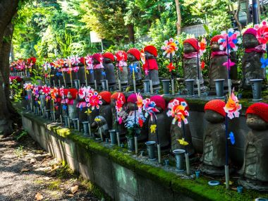 Kyoto, Japonya - 05 Temmuz 2017: Jizo Boddhisattvas Zojo Budist tapınağında Tokyo, Japonya. Jizo Bodhisattva azizi thechildrens ruh Japon mitolojisine göre olan