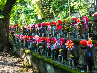 Kyoto, Japonya - 05 Temmuz 2017: Jizo Boddhisattvas Zojo Budist tapınağında Tokyo, Japonya. Jizo Bodhisattva azizi thechildrens ruh Japon mitolojisine göre olan