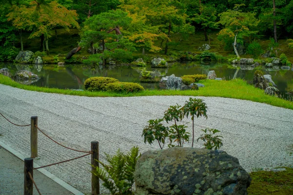 Kjóto, Japonsko - 05 červenec 2017: Zen Garden z Tenryu-ji, nebeský drak chrám. V Kjótu, Japonsko — Stock fotografie