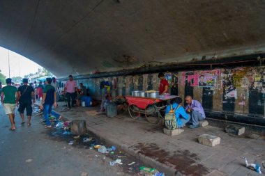 Delhi, Hindistan - 25 Eylül 2017: patika, delhi, Hindistan ile uyku yakalamak bir köprü gençlere altında şehrin sokaklarında yaşayan kimliği belirsiz kişi