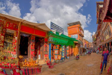 BHAKTAPUR, Nepal - 04 Kasım 2017: Bhaktapur, Nepal sokak pazarında yürüyüş tanımlanamayan kişi