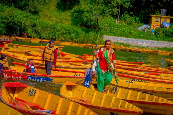 POKHARA, NEPAL - 04 NOVEMBRE 2017 : Famille pagayant sur les bateaux dans le lac avec au lac Begnas à Pokhara, Népal — Photo