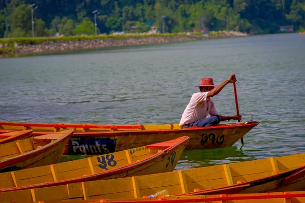 POKHARA, NEPAL - 04 NOVEMBRE 2017: Primo piano dell'uomo che rema la barca gialla al lago di Begnas a Pokhara, Nepal — Foto Stock