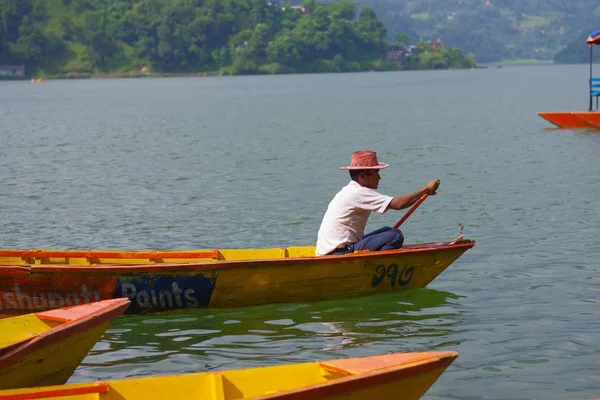 POKHARA, NEPAL - NOVEMBRO 04, 2017: Close up of man paddling the yellow boat at Begnas lake in Pokhara, Nepal — Fotografia de Stock