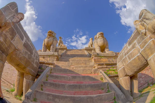 Bhaktapur, nepal - 04. November 2017: Steinwächter auf der Treppe des Nyatapola-Tempels in taumadhi tole, bhaktapur, nepal — Stockfoto