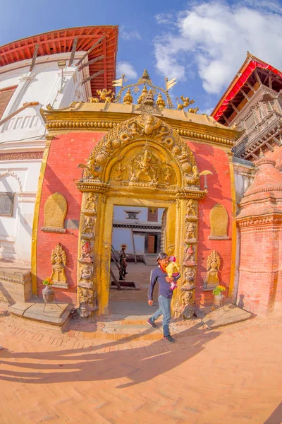BHAKTAPUR, NEPAL - NOVEMBRO 04, 2017: Bela porta dourada de um templo localizado no centro da Praça Durbar em Bhaktapur, Kathmandu valey, Nepal — Fotografia de Stock