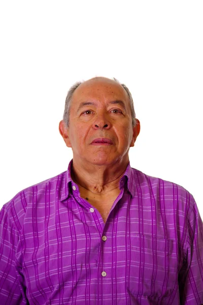 Портрет счастливого взрослого мужчины в фиолетовой квадратной футболке на белом фоне — стоковое фото