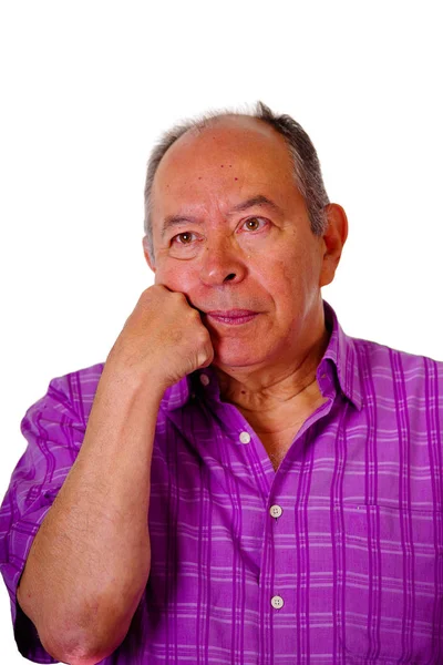 Портрет обеспокоенного взрослого мужчины с рукой в щеке, в фиолетовой квадратной футболке на белом фоне — стоковое фото