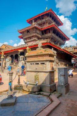 BHAKTAPUR, Nepal - 04 Kasım 2017: kimliği belirsiz kişi antik Hindu tapınağı Bhaktapur Durbar Meydanı'nda yürüyüş, burası şehir alanı için daha fazla tapınak ile