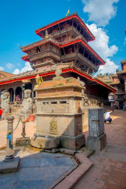 BHAKTAPUR, Nepal - 04 Kasım 2017: kimliği belirsiz kişi antik Hindu tapınağı Bhaktapur Durbar Meydanı'nda yürüyüş, burası şehir alanı için daha fazla tapınak ile