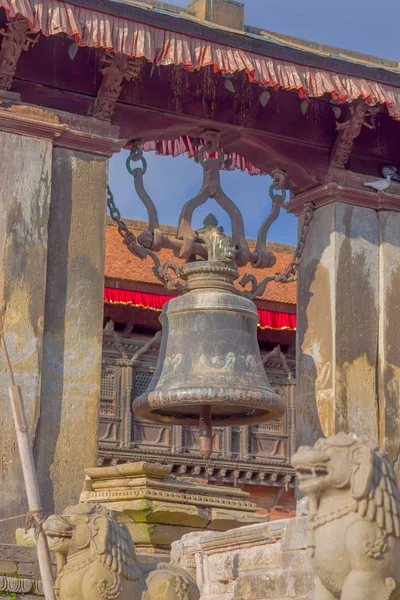 POKHARA, NEPAL - 04 NOVEMBRE 2017: Primo piano di una vecchia campana arrugginita situata in una vecchia struttura in un tempio a Pokhara, Nepal — Foto Stock