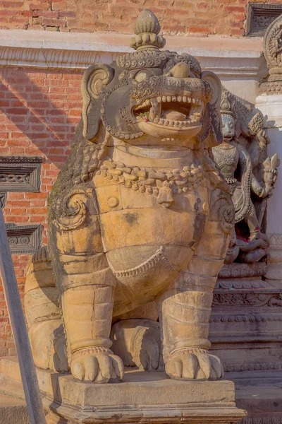 Bhaktapur, Nepal - 04 November 2017: Close-up van stenen voogd standbeeld op de trap van de tempel van de Nyatapola Taumadhi Nepal, Bhaktapur, Nepal, Azië — Stockfoto