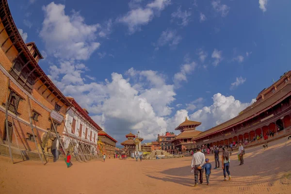 BHAKTAPUR, NEPAL - 04 NOVEMBRE 2017: Persone non identificate che camminano nella piazza circostante i templi della città vecchia e rustica situata a Bhaktapur, Nepal, effetto occhi di pesce — Foto Stock