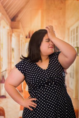 Genç güzel artı boyutu model siyah biriyle dres kafasını ve onun beline, diğerinde xxl bulanık studio arka planda el kadın endişeli yakın çekim