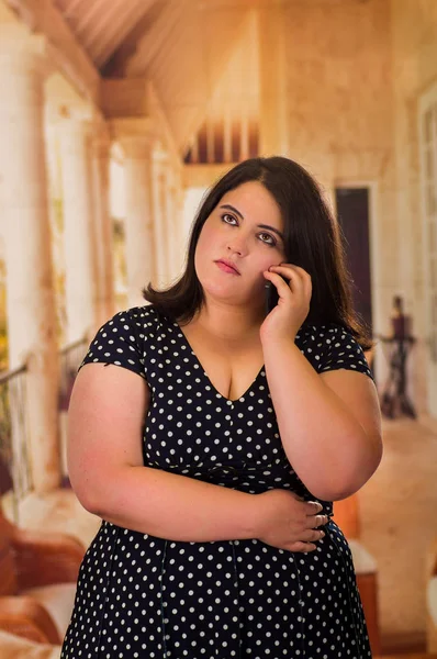 Ung vacker plus size modell i svart dres, med hennes mobiltelefon, xxl kvinna på suddig studio bakgrund — Stockfoto