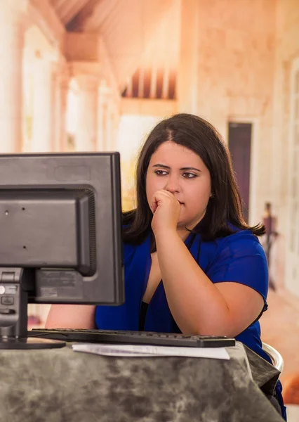 Portret kobiety na tłuszczu martwi się pracy na laptopie siedząc z przodu z jej biurku w biurze — Zdjęcie stockowe