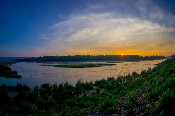Wunderschöner Sonnenuntergang im Chitwan Nationalpark, ist hauptsächlich von Dschungel bedeckt, Fischaugeneffekt — Stockfoto