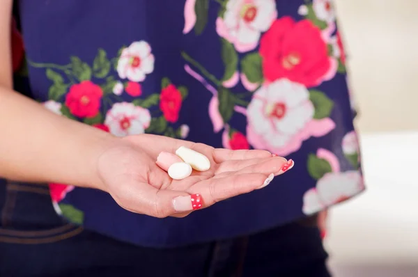 Close-up van de hand van een vrouw, met in haar open hand een zachte gelatine vaginale tablet of zetpil, behandeling van aandoeningen van de voortplantingsorganen van de vrouw en de preventie van womens gezondheid — Stockfoto