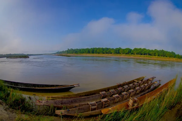 Canoagem safari Barcos a remos de madeira Pirogues no rio Rapti. Parque nacional de Chitwan, Nepal, efeito olho de peixe — Fotografia de Stock