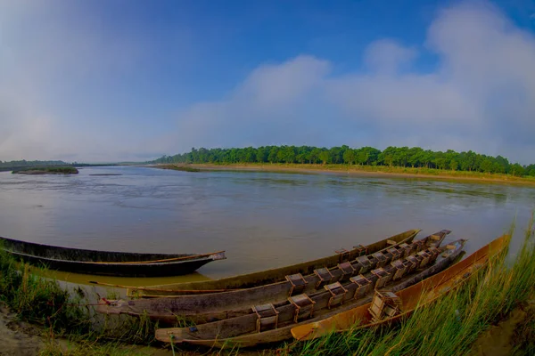 Canoagem safari Barcos a remos de madeira Pirogues no rio Rapti. Parque nacional de Chitwan, Nepal, efeito olho de peixe — Fotografia de Stock