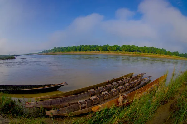 Canoeing safari Wooden rowboats Pirogues on the Rapti river. Chitwan national park, Nepal, fish eye effect — Stock Photo, Image