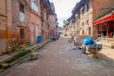 BHAKTAPUR, Nepal - 04 Kasım 2017: Bulanık görünüm eski ve rustik bir şehir Bhaktapur, Nepal'de yer kirli sokak