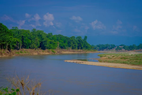 Bela vista do Parque Nacional de Chitwan com um rio, coberto principalmente pela selva — Fotografia de Stock