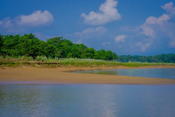 Vacker utsikt av Chitwan National Park med en flod, främst omfattas av djungel — Stockfoto