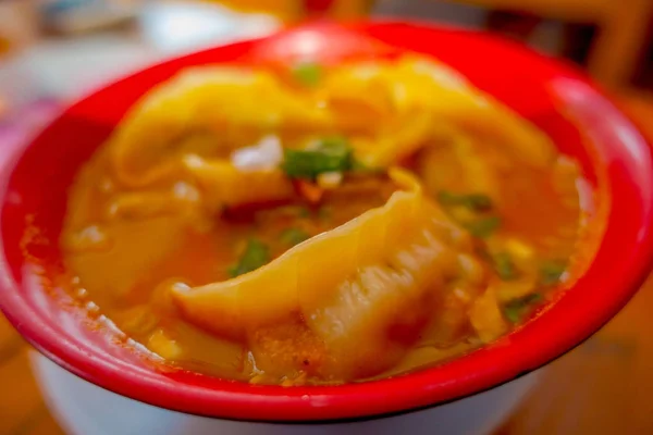 Dekat sup kukus Momo disajikan dalam mangkuk merah. Makanan Nepal populer yang juga umum di Chiana, Bhutan, Tibet dan India — Stok Foto