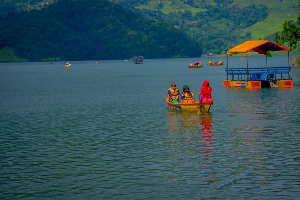 ポカラ、ネパール - 2017 年 11 月 4 日: 家族を楽しんで美しい一日のネパール、ポカラ湖、グドゥ湖湖の浮体構造物のきちんとした黄色のボート上 — ストック写真
