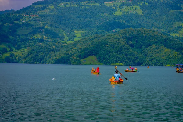 POKHARA, NEPAL - NOVEMBRO 04, 2017: Família desfrutando de um belo dia sobre um barco amarelo no lago Begnas em Pokhara, Nepal — Fotografia de Stock