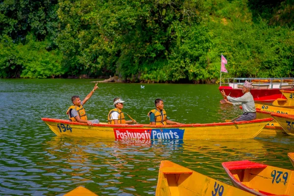 POKHARA, NEPAL - 04 NOVEMBRE 2017 : Des personnes non identifiées pagayant sur les bateaux dans le lac avec au lac Begnas à Pokhara, Népal — Photo