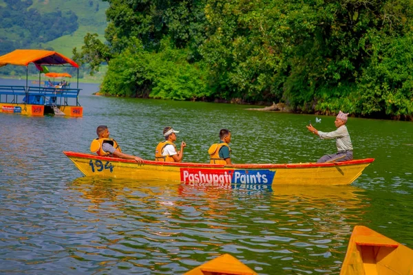 Pokhara, Nepal - 04 November 2017: Niet-geïdentificeerde mensen peddelen de boten in het water met aan Begnas meer in Pokhara, Nepal — Stockfoto