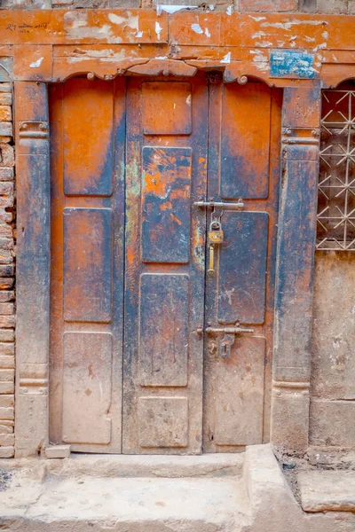 BHAKTAPUR, NEPAL - 04 DE NOVIEMBRE DE 2017: Puerta de madera vieja en Bhaktapur — Foto de Stock