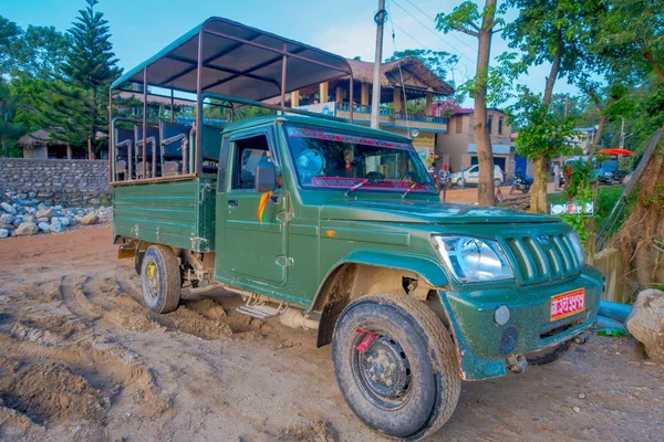 Powierzchnia - 03 listopada 2017: Zielony samochód zaparkowany czeka na turystów jungle Safari w parku narodowym Chitwan, Nepal — Zdjęcie stockowe