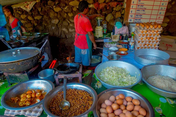 Pokhara, nepal 10. Oktober 2017: Nahaufnahme von asortierten Lebensmitteln, Nudeln, Salat und Eiern in Metallschalen in einem öffentlichen Restaurant in pokhara, nepal — Stockfoto