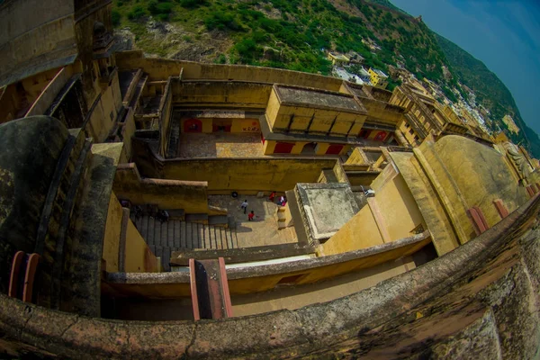 Vista aérea del paisaje de Amber Fort y algunos tejados de los edificios, cerca de Jaipur en Rajastán, India. Amber Fort es la principal atracción turística en la zona de Jaipur, efecto ojo de pez — Foto de Stock