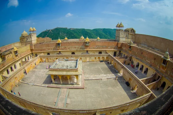 Vista esterna del palazzo di Amber Fort, è la principale attrazione turistica nella zona di Jaipur, vicino a Jaipur in Rajasthan in India, effetto occhi di pesce — Foto Stock