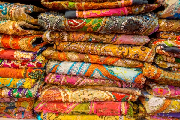 Крупный план кучи тканей ткани на местном рынке в Индии — стоковое фото