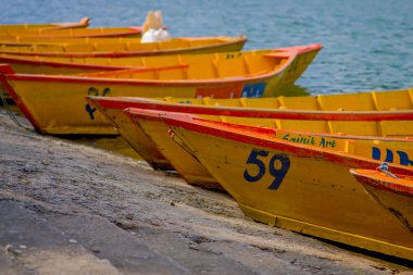 Pokhara, Nepal - 04 Kasım 2017: ahşap sarı tekne üst üste Begnas Gölü Pokhara, Nepal kapat