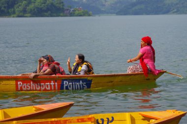 Pokhara, Nepal - 04 Kasım 2017: muhteşem aile güzel bir gün Begnas Gölü Pokhara, Nepal, sarı bir tekne üzerinde zevk kapat