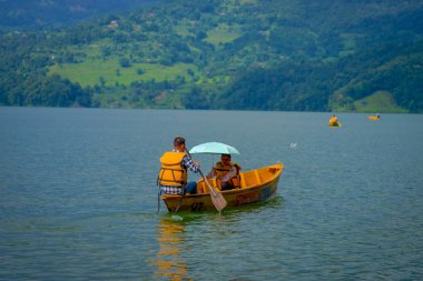 Pokhara, Nepal - 04 Kasım 2017: muhteşem aile güzel bir gün Begnas Gölü Pokhara, Nepal, sarı bir tekne üzerinde zevk