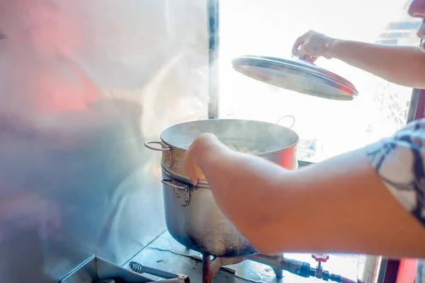 Personne cuisinant un aliment momo sur un plateau métallique dans la cuisine, type de boulette sud-asiatique originaire du Tibet, du Népal, du Bhoutan et du Sikkim au Népal — Photo