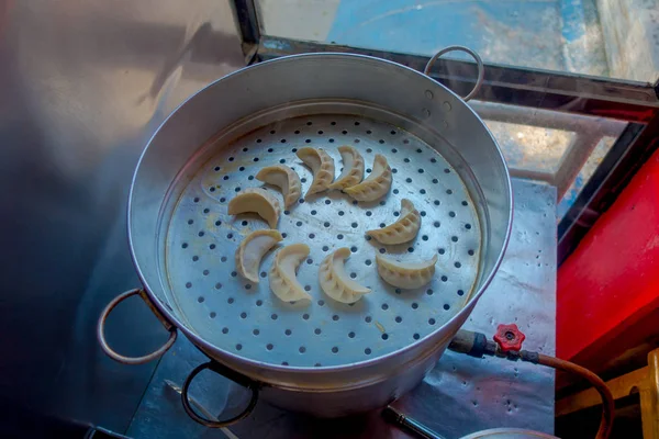 Pohled shora lahodné momo potravin přes kovový zásobník v kuchyni, druh původem z Tibetu, Nepálu, Bhútánu a Sikkim v Nepálu jihoasijských knedlík — Stock fotografie