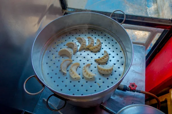 Pohled shora lahodné momo potravin přes kovový zásobník v kuchyni, druh původem z Tibetu, Nepálu, Bhútánu a Sikkim v Nepálu jihoasijských knedlík — Stock fotografie