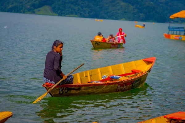 POKHARA, NEPAL - NOVEMBER 04, 2017: Close up up of woman paddling the yellow boat at Begnas lake in Pokhara, Nepal — Stock Photo, Image