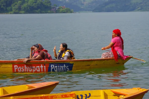 Pokhara, Nepal - 04 November 2017: Close-up van het prachtige familie genieten van een prachtige dag over een gele boot op Begnas meer in Pokhara, Nepal — Stockfoto